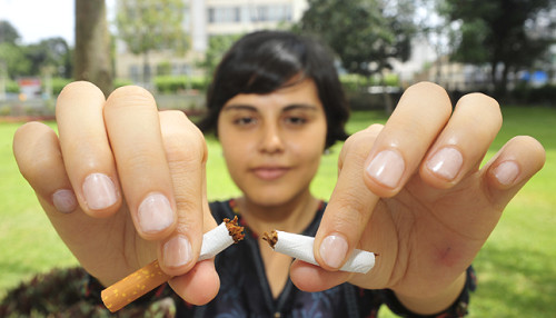 Tabaco aumenta mortalidad por cáncer pulmonar en mujeres