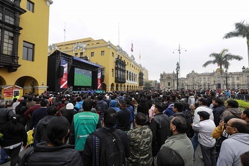 Alienta a la selección en la Plaza Mayor y apoya la campaña Lima te abriga Alienta a la selección en la Plaza Mayor y apoya la campaña Lima te abriga