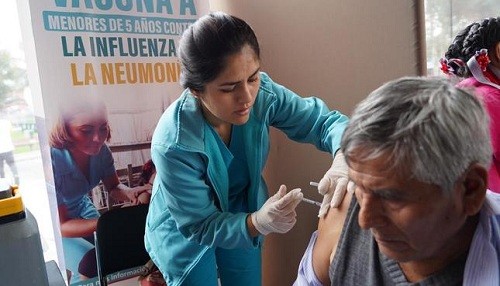 Adultos mayores y menores de 5 años pueden vacunarse gratis contra influenza y neumonía en el Parque de la Exposición