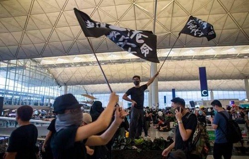 El aeropuerto de Hong Kong suspende el check-in debido a una protesta a favor de la democracia