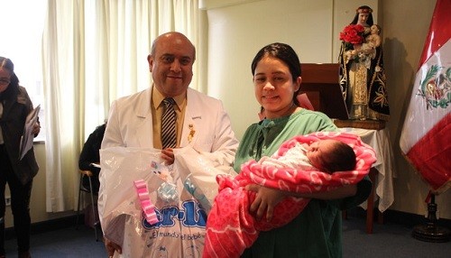 Bebés mamoncitos son premiados en Hospital Santa Rosa por la Semana de la Lactancia Materna