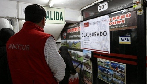 Golpe a la informalidad en Cusco y Lima: cierran agencias de turismo y sancionan a taxistas informales