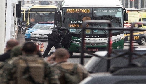 Brasil: Policía mata a un hombre armado que retuvo a decenas de rehenes en un autobús [VIDEO]