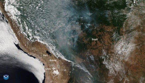 El Amazonas está ardiendo y el humo del fuego se puede ver desde el espacio