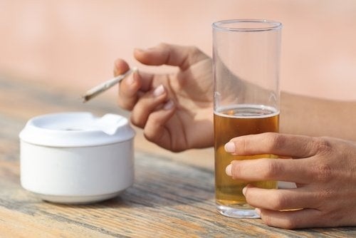 Fumar y beber alcohol a la vez puede desarrollar cáncer de laringe