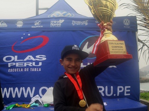 Niño de nueve años gana la copa Olas Perú