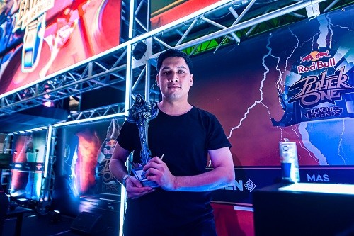 Alezz logra el bicampeonato de Red Bull Player One