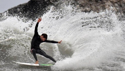 De Col y Mesinas avanzan a la segunda ronda del ISA World Surfing