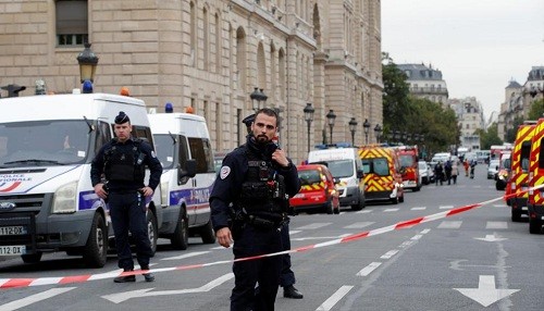 Al menos cuatro oficiales muertos en ataque en la jefatura de policía de París Al menos cuatro oficiales muertos en ataque en la jefatura de policía de París