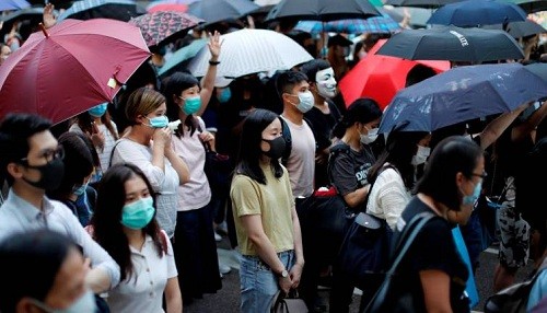 Hong Kong prohíbe las mascarillas en las asambleas públicas