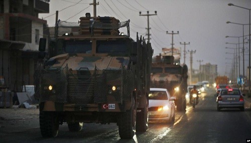 El asalto militar de Turquía en Siria deja más de 100 combatientes kurdos muertos