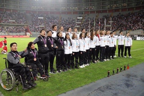 Selección de Fútbol rindió homenaje a medallistas de Lima 2019