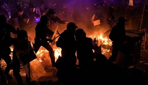 La violencia callejera se intensificó en Barcelona tras el encarcelamiento de separatistas catalanes
