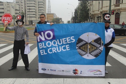 Sensibilizan a conductores para evitar el bloqueo de cruces