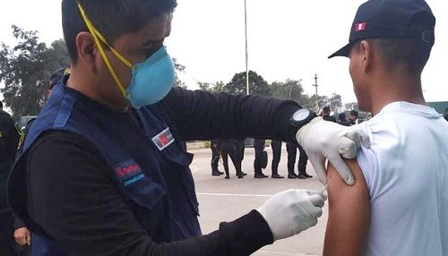 Minsa inmuniza a 12 mil estudiantes de la policía nacional y el ejército peruano contra las paperas