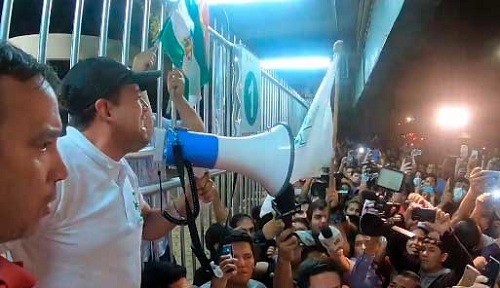 El líder de la protesta boliviana es retenido en el aeropuerto con los partidarios de Morales afuera