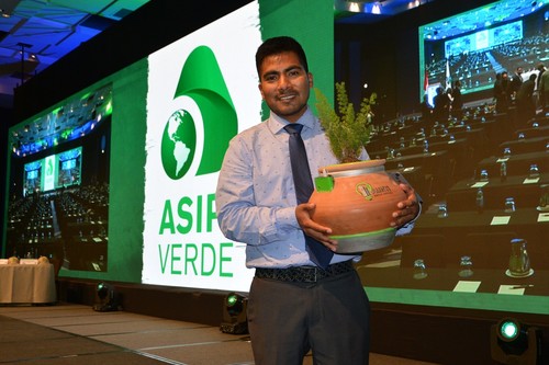 Ayacuchano creador de un macetero que genera energía eléctrica fue premiado por ASIPI