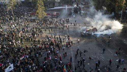 Chile: Policía arrestada luego de disparar a estudiantes en protestas