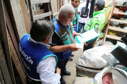 Clausuran locales donde se comercializaba materiales de reciclaje