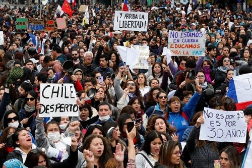 Chile: cientos de miles participan en protestas mientras el peso alcanza un mínimo histórico