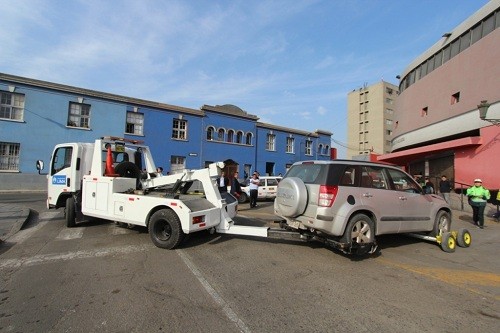 Retiran más de 170 vehículos mal estacionados