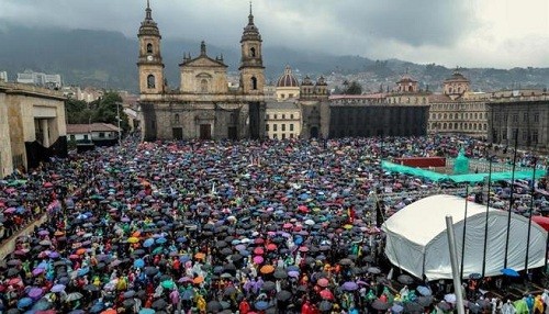 Miles marchan contra el presidente de Colombia