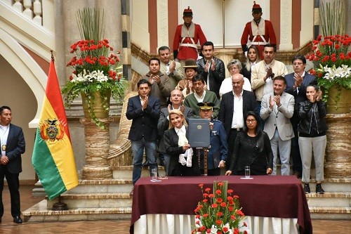 Bolivia: Presidenta Áñez promulga ley para realización de comicios
