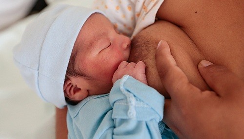 Dar de lactar en la primera hora permite detectar reflejos claves en los bebés