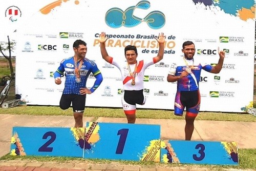Paraciclista Yuber Pichihua logra medalla de oro y bronce en Brasil
