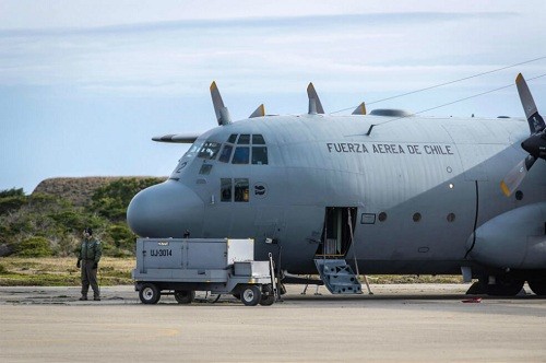 La Fuerza Aérea de Chile encontró restos que se cree provienen del avión perdido