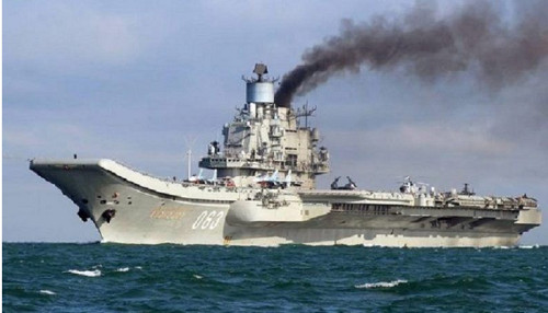 El portaaviones del almirante Kuznetsov de Rusia estalló en llamas El portaaviones del almirante Kuznetsov de Rusia estalló en llamas