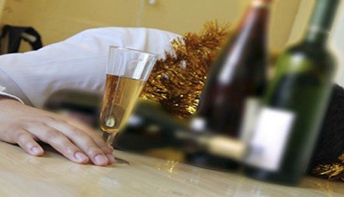 Intoxicaciones por alcohol son más comunes en épocas de fiestas de fin de año
