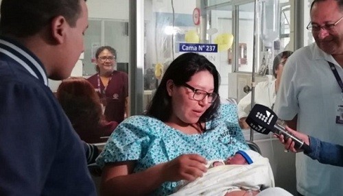 Dos niños y una niña fueron los primeros bebes nacidos en el Instituto Materno Perinatal
