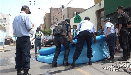 Retiran piscinas portátiles que obstruían la vía pública