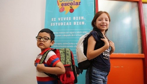 Escolares deben cargar en sus mochilas menos del 15% de su peso corporal