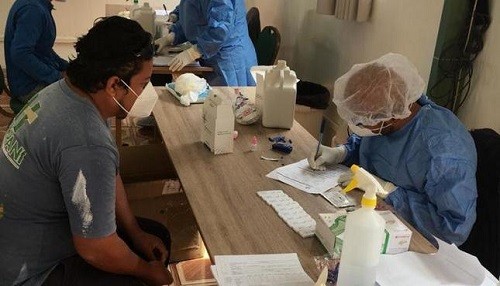 Más de 300 personas que intentan regresar a sus regiones fueron vacunadas contra la influenza, neumococo y polio