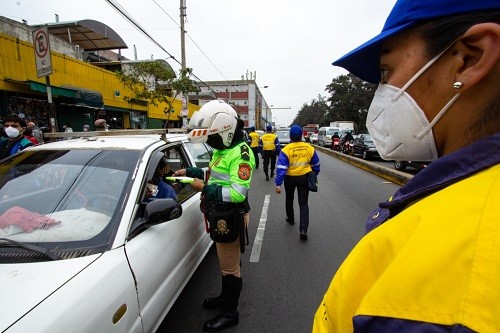 En operativo de tránsito con la Municipalidad De Lima PNP multó a más de 130 vehículos por infringir el reglamento en vías del Cercado