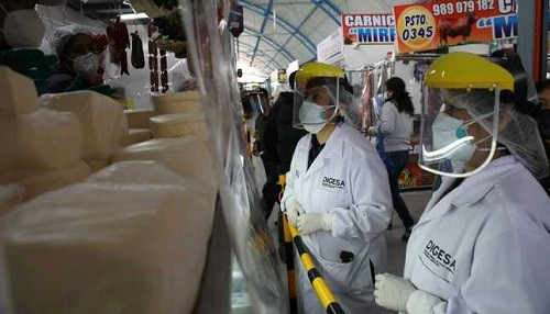 Minsa evalúa la calidad de quesos y otros productos lácteos en mercado de Los Olivos