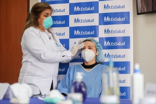 EsSalud alerta sobre los cuidados para prevenir mascacné, una forma de acné que genera el uso de mascarillas