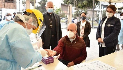 Minsa y Diresa Callao toman pruebas para descarte de la COVID-19 a sacerdotes de 59 parroquias