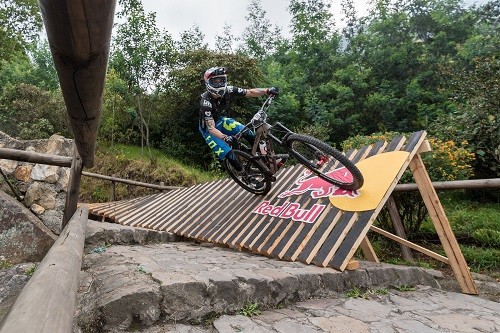 Red Bull Monserrate Cerro Abajo, la carrera de downhill urbano más larga del mundo, con presencia peruana