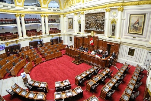 Congreso aprueba habilitar doble empleo remunerado para personal médico en caso de emergencia