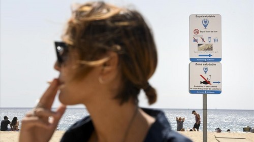 Barcelona prohibirá fumar en cuatro de sus playas más emblemáticas en los meses de verano de este año