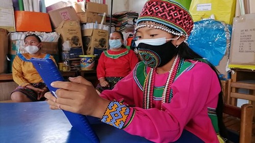 Minedu entrega tablets a escolares shipibo-konibos de Cantagallo