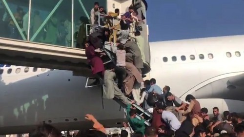 La caída de Kabul y el desbande en su aeropuerto