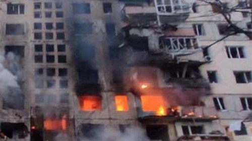 Ataque aéreo sobre Kiev: un barrio de la capital de Ucrania ha sido duramente golpeado