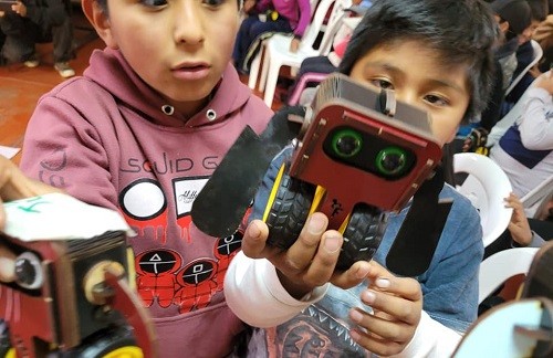 Niños arequipeños fabricaron 60 robots educativos y ecoamigables en Tambo del Midis