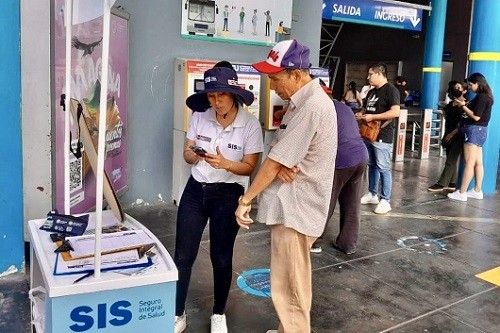 SIS realiza activaciones informativas en paraderos del Metropolitano y Línea 1 del Metro de Lima, y en centros comerciales