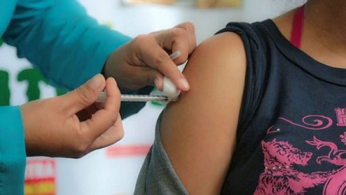 Una persona con síntomas respiratorios sí puede vacunarse contra la influenza