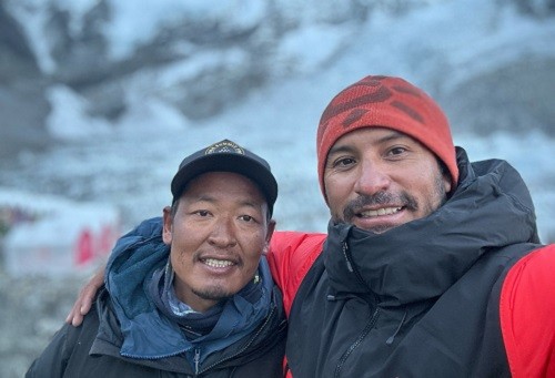 Montañista Víctor Rímac escala el Everest con la bandera del Perú en homenaje a los 50 años del Parque Nacional Huascarán